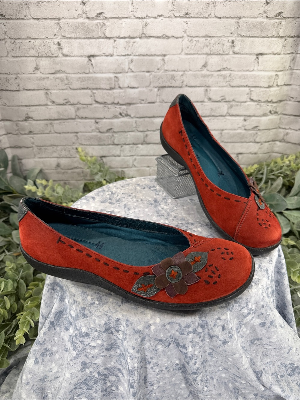HUSH PUPPIES - Dark Red Round-Toe Floral Stitched Ballet Flats WMS 7.5M ❤️EUC